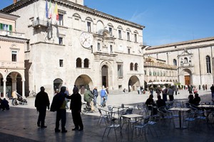 Die Provinzhauptstadt Ascoli Piceno mit ihre Tavertin-Piazza.