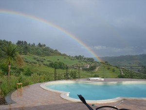 Im Mai hat es ordentlich geregnet - und dann gibt es so einen herrlichen Regenbogen.