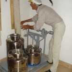 Bruno wiegt unser Olivenöl; dabei sind 0,96 Kilo ein Liter.