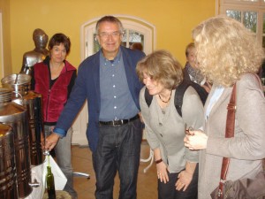 Michael füllt mit Damen-Hilfe frisches Olivenöl ab.