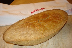 Brot aus der Lékué-Silikon-Brotbackschale mit Vollkornmehl von Bruno und Olivenöl.