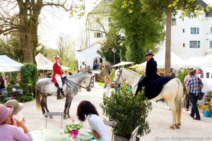 Barockreiterinnen und Hüte-Trägerinnen sorgen für eine ganz besondere Atmosphäre beim Gartenfest auf Schloss Amerang vom 24. bis 26. April 2015.