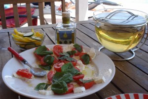 Original-Caprese in den italienischen Farben: Mozzarella, Tomaten, Basilikum - und Limonolio plus Olivenblätter-Tee.