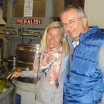Heidi und Michael freuen sich über das herausfließende frische Olivenöl.