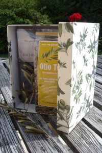 Mein Oliven-Buch und der von uns gehäckselte Olivenblättertee in einer handgefertigten Schachtel - das ideale Weihnachtsgeschenk!
