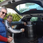 Michael und Tiziano hieven die 50-Liter-Ölkanne in unser Auto.