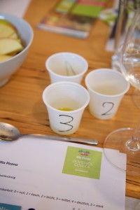 Insgesamt sechs verschiedene Olivenöle wurden getestet - mit Auswertungsbogen.