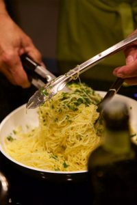 Pasta Alfredo - nur mit Olivenöl, Parmesan, Pasta-Kochwasser und Petersilie